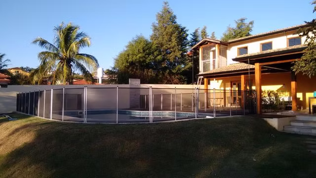 Cerca de proteção ao redor de piscina em uma casa