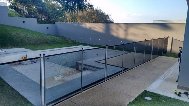 Instalação de cerca removível em uma piscina