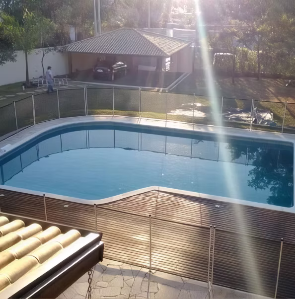 Piscina com cerca de proteção instalada em uma área residencial