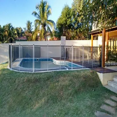Cerca de piscina em Valinhos