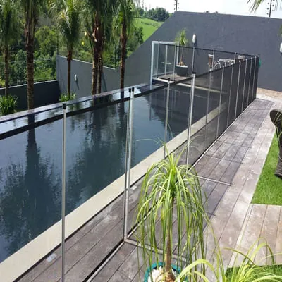 Cerca de piscina em Campinas